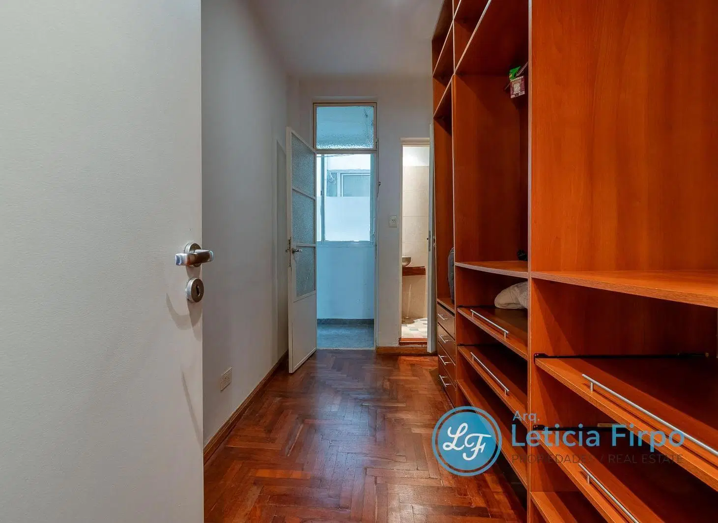 Departamento impecable, muy silencioso. 3 ambientes mas escritorio. 8
