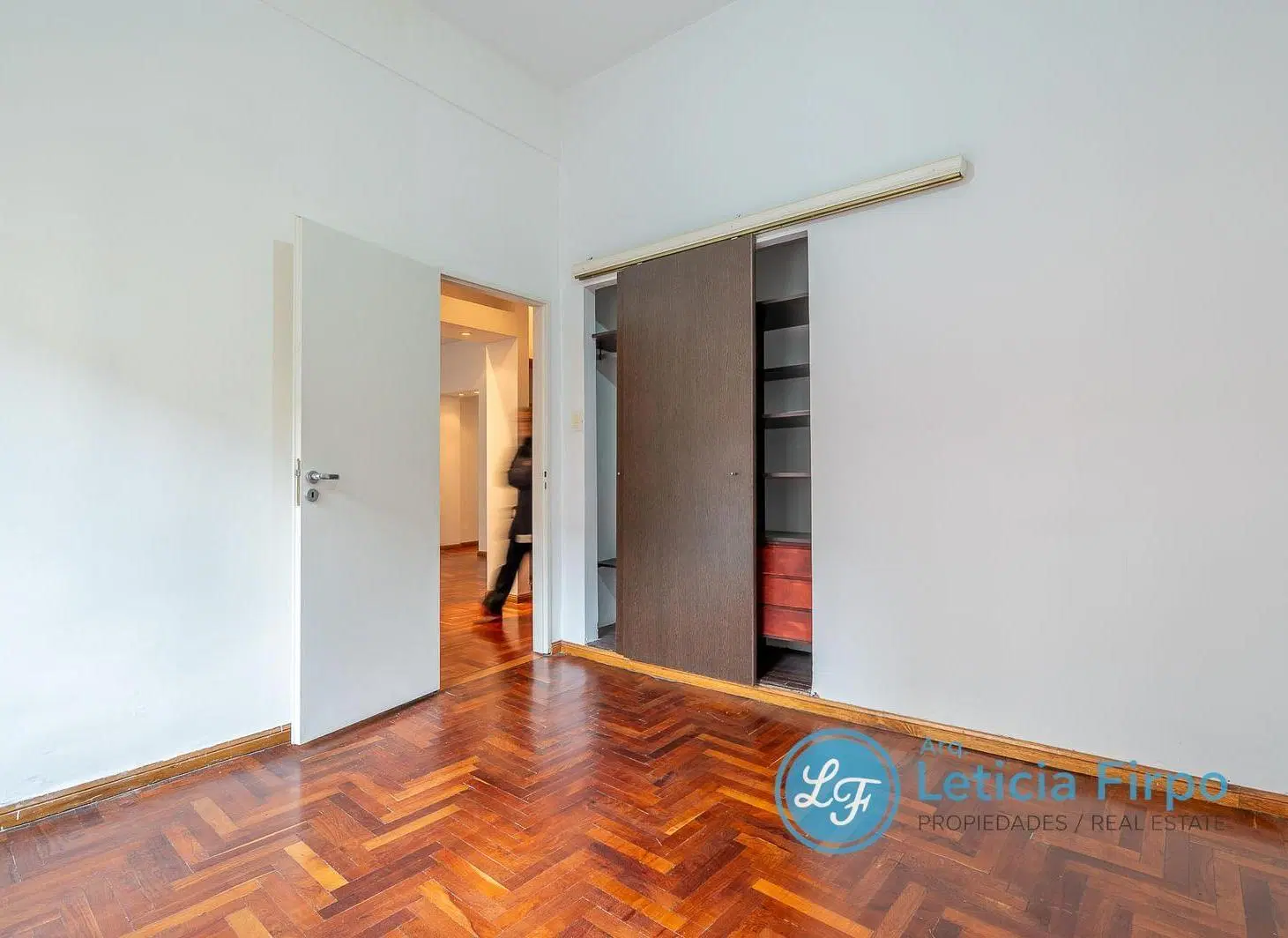 Departamento impecable, muy silencioso. 3 ambientes mas escritorio. 3