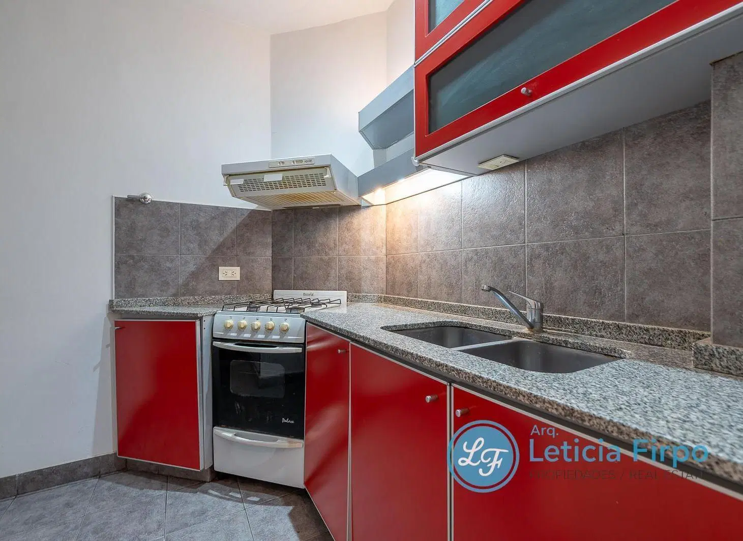 Departamento impecable, muy silencioso. 3 ambientes mas escritorio. 5