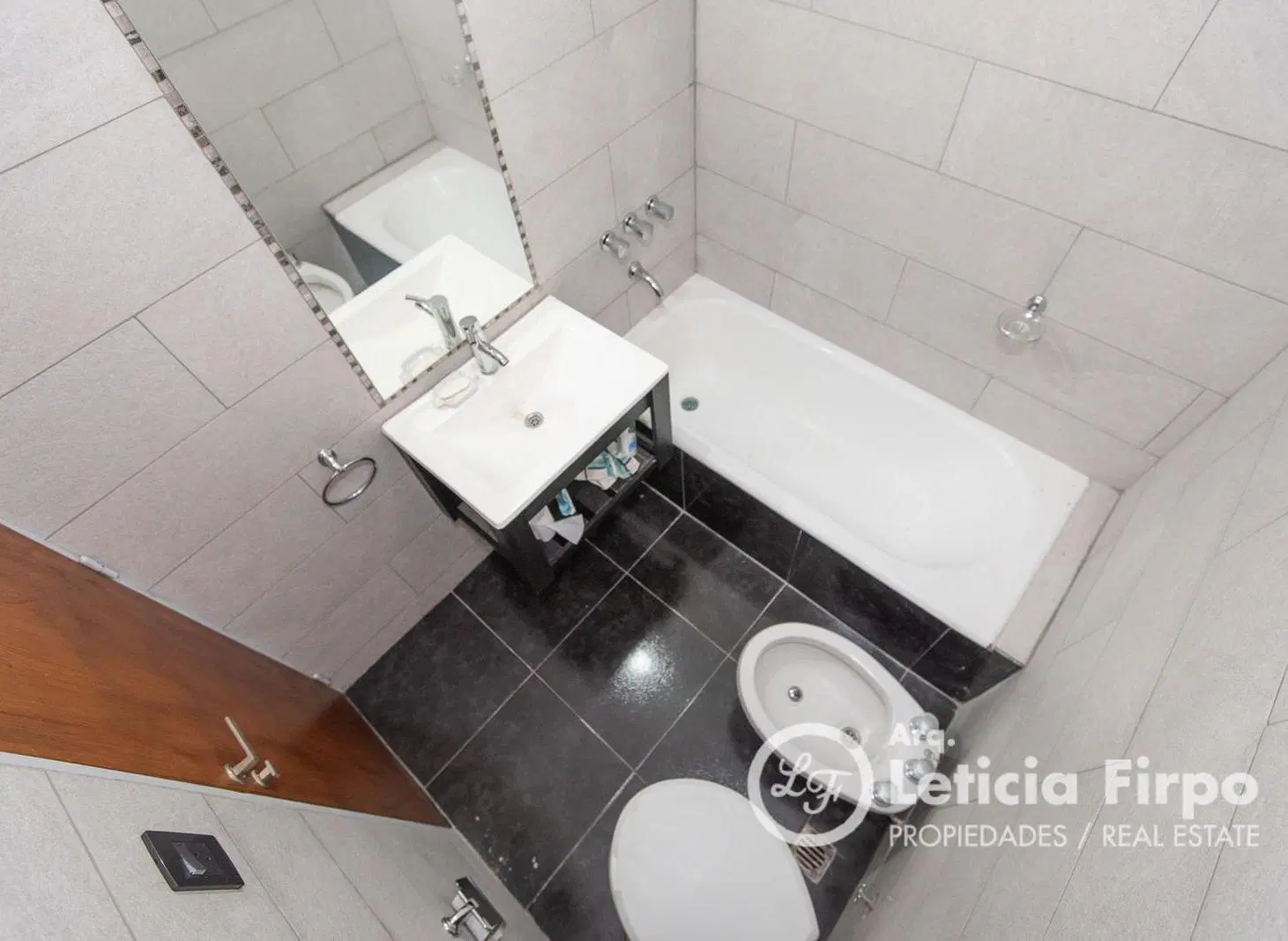 Departamento al frente con balcon, amplios ambientes, excelente zona. 2