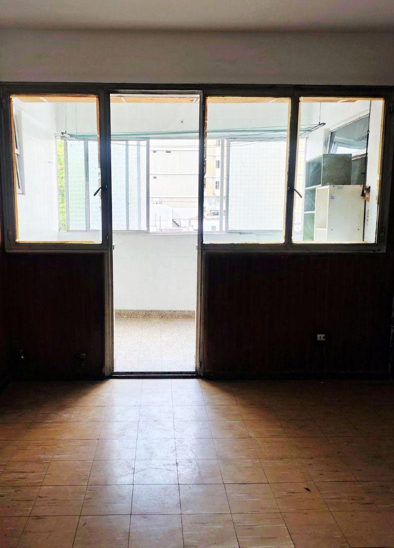 DEPARTAMENTO 3 AMBIENTES S/AVENIDA BELGRANO, COMODO. PARA HACERLE COSITAS Y QUE QUEDE UN LINDO DPTO