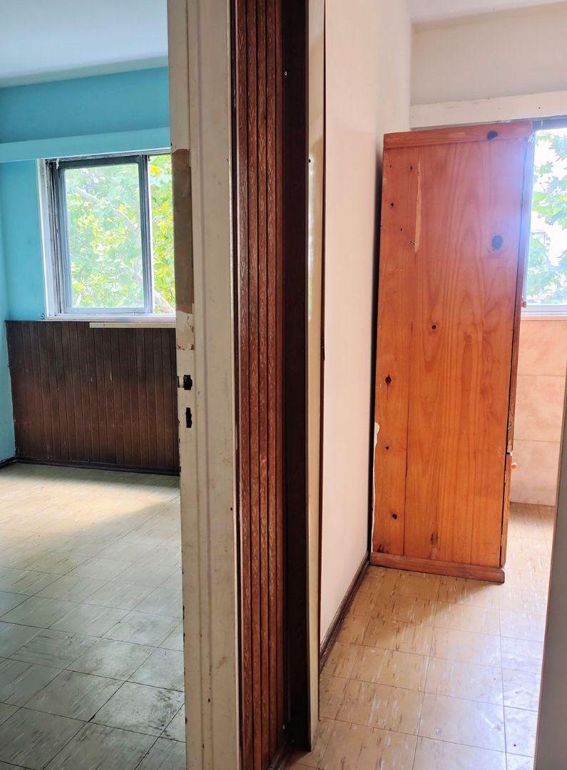 DEPARTAMENTO 3 AMBIENTES S/AVENIDA BELGRANO, COMODO. PARA HACERLE COSITAS Y QUE QUEDE UN LINDO DPTO