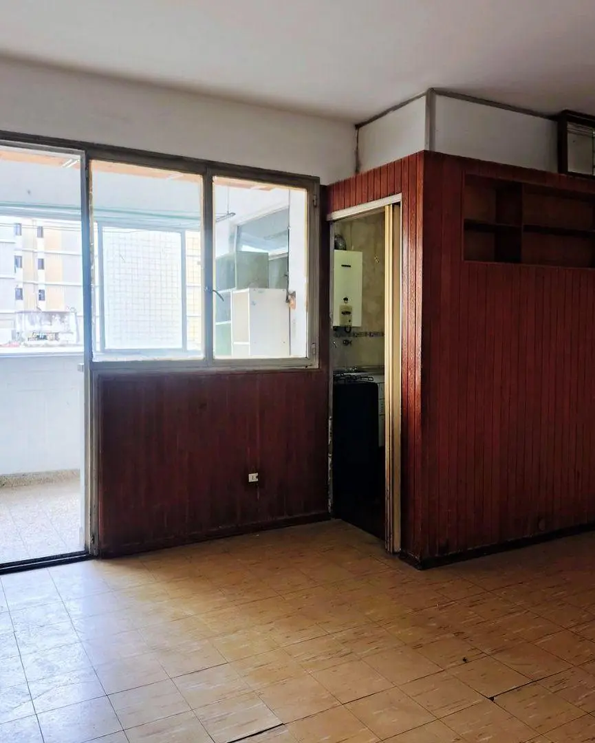 DEPARTAMENTO 3 AMBIENTES S/AVENIDA BELGRANO, COMODO. PARA HACERLE COSITAS Y QUE QUEDE UN LINDO DPTO 3