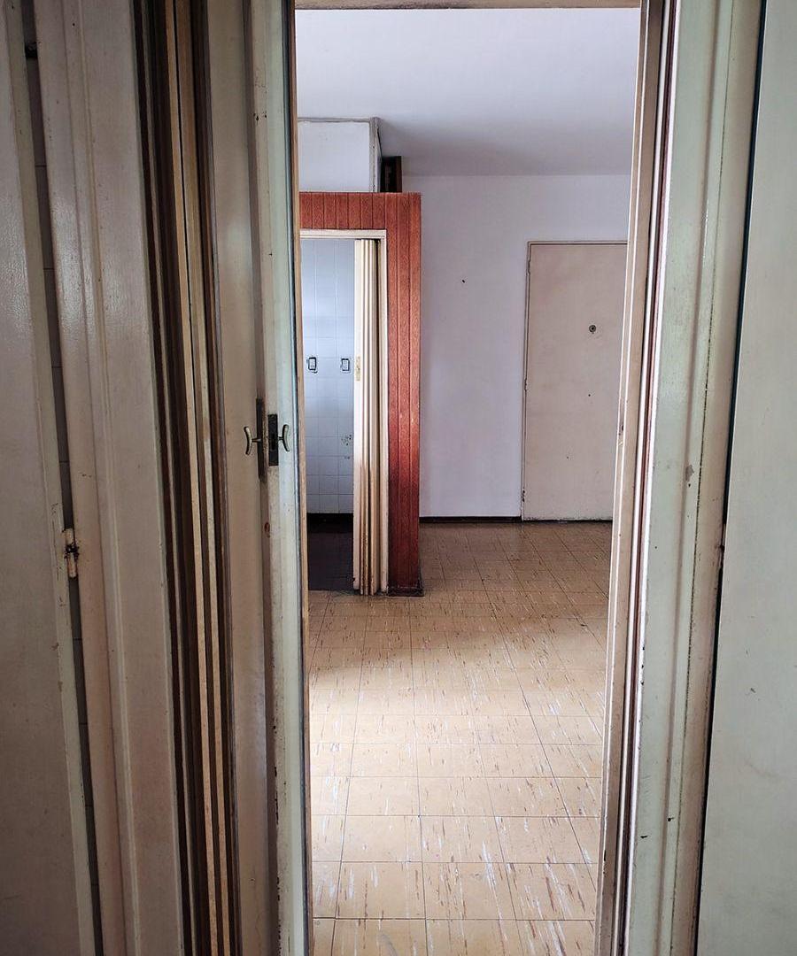 DEPARTAMENTO 3 AMBIENTES S/AVENIDA BELGRANO, COMODO. PARA HACERLE COSITAS Y QUE QUEDE UN LINDO DPTO