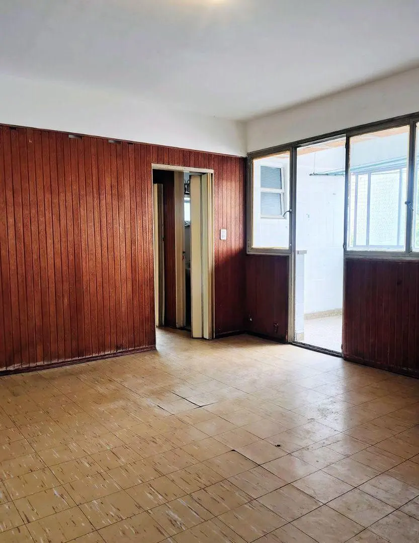 DEPARTAMENTO 3 AMBIENTES S/AVENIDA BELGRANO, COMODO. PARA HACERLE COSITAS Y QUE QUEDE UN LINDO DPTO 4