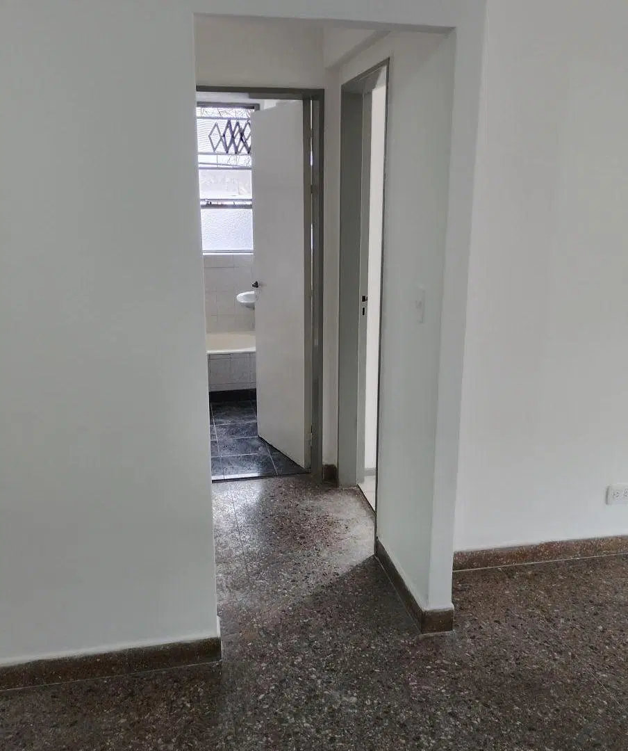 Departamento de 50 m2 con 1 dormitorio en alquiler en Balvanera, totalmente al frente, con balcón 2