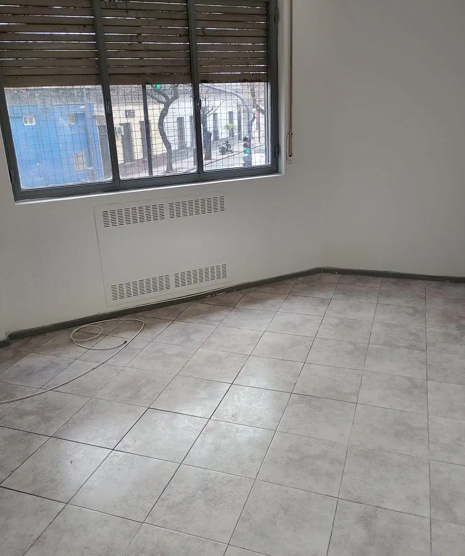 Departamento de 50 m2 con 1 dormitorio en alquiler en Balvanera, totalmente al frente, con balcón 1
