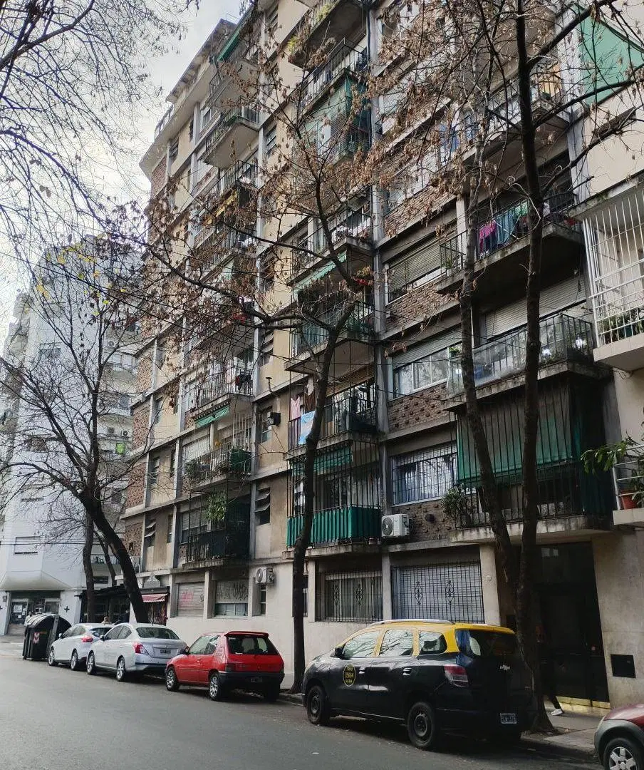 Departamento de 50 m2 con 1 dormitorio en alquiler en Balvanera, totalmente al frente, con balcón 4