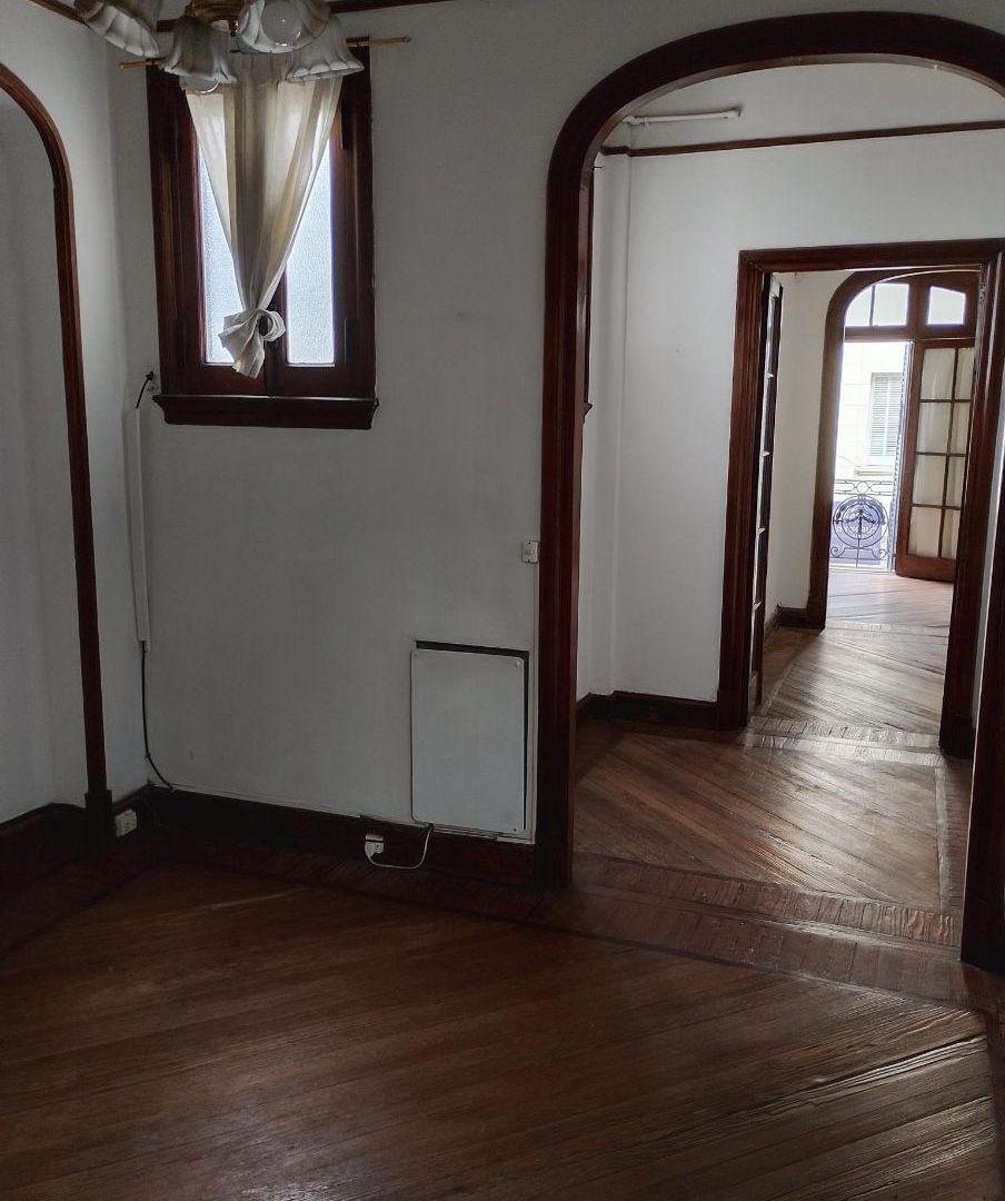 Foto de SEMIPISO ANTIGUO DE 2 AMB Y MEDIO, BAÑO Y TOILETTE, AL FRENTE, COMODO, imagen 3