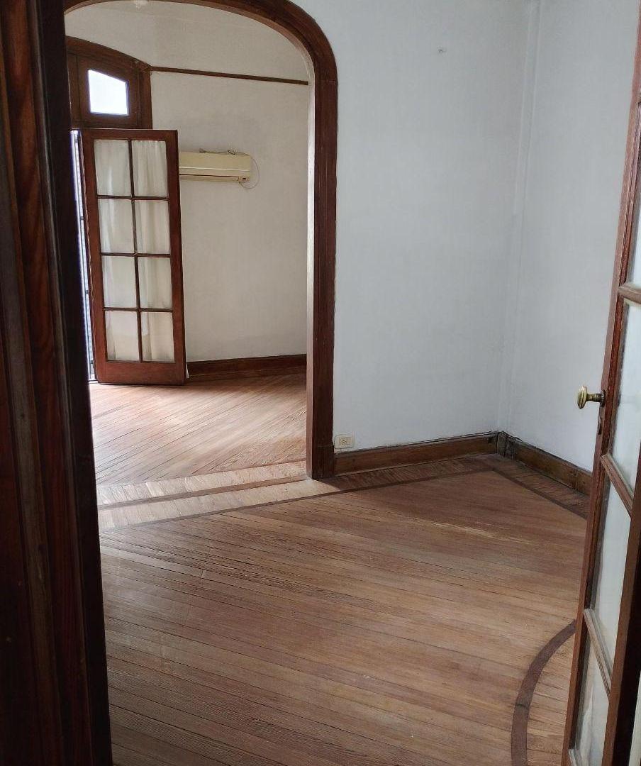 Foto de SEMIPISO ANTIGUO DE 2 AMB Y MEDIO, BAÑO Y TOILETTE, AL FRENTE, COMODO, imagen 2