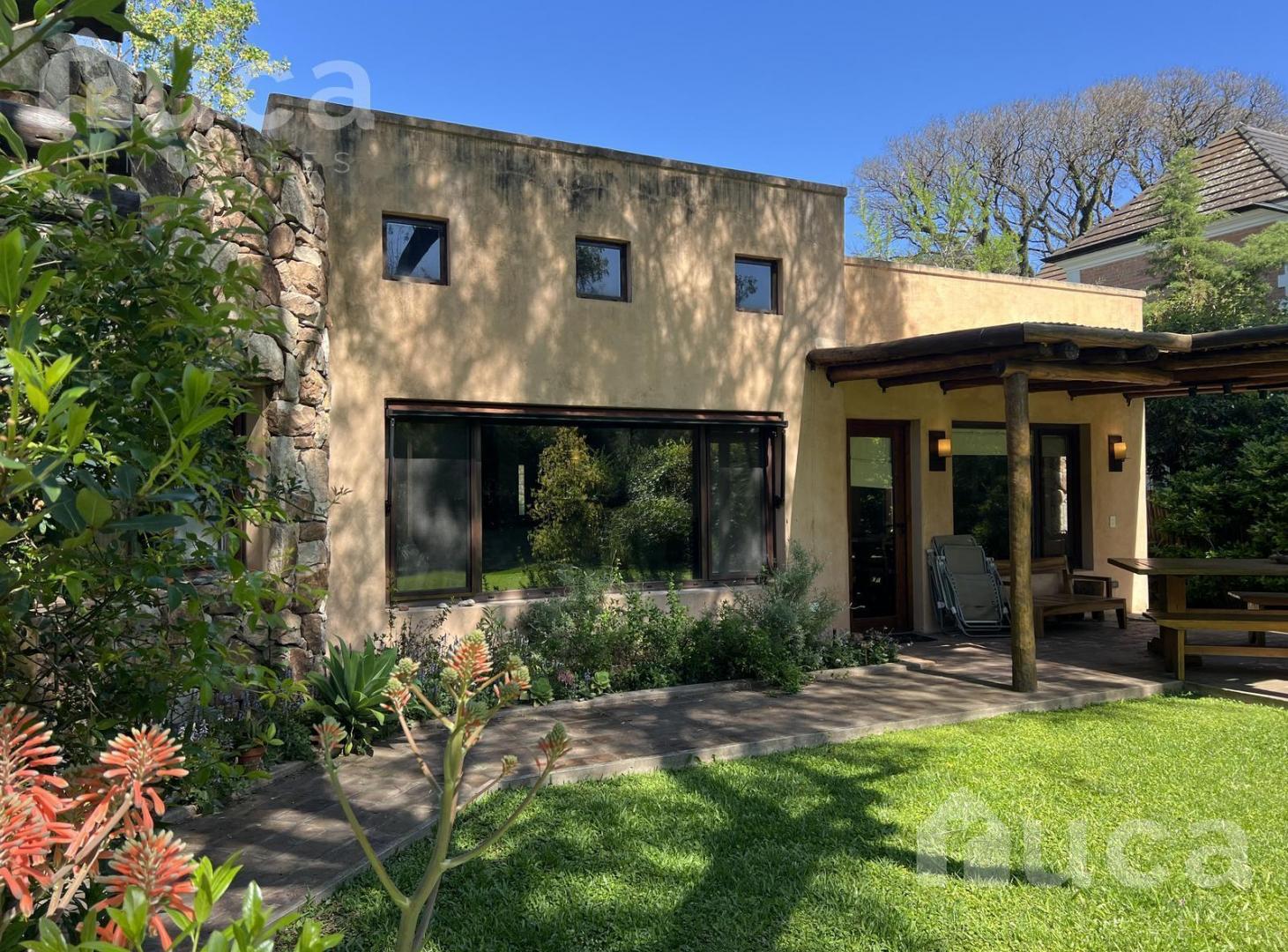 ALQ y VENTA | Refinada CASA Moderna c/Bello Jardin | B.Priv Villa Bertha
