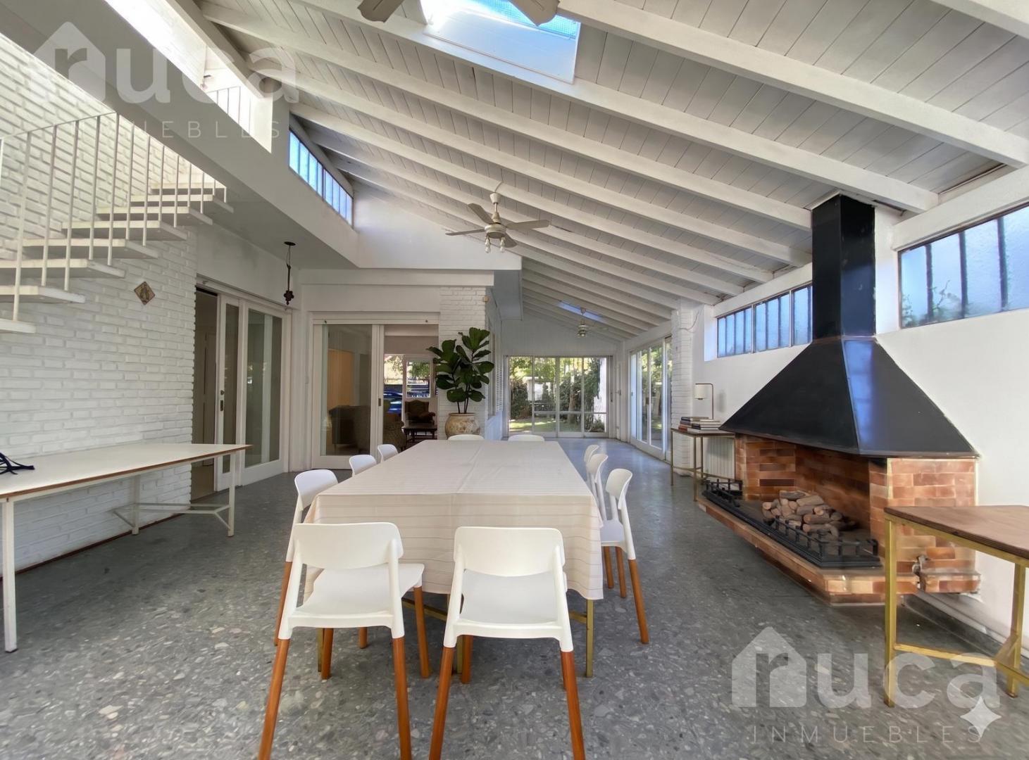 Casa en alquiler de 7 ambientes en el centro de Acassuso
