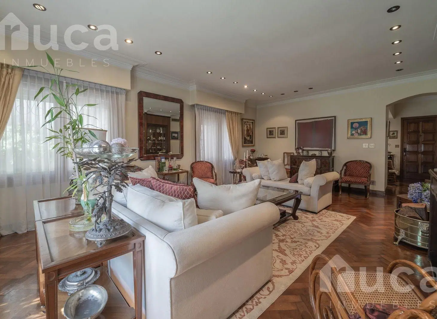 Casa de 5 dormitorios jardín pileta y gran parque en venta en B.Parque Aguirre 2