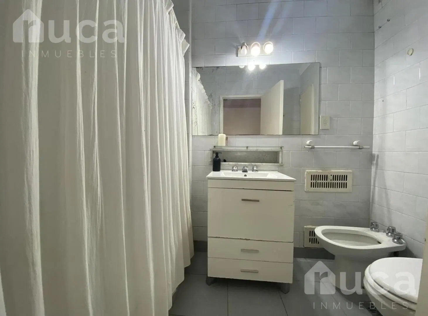 Departamento de dos dormitorios, escritorio y balcón en alquiler en Recoleta 3