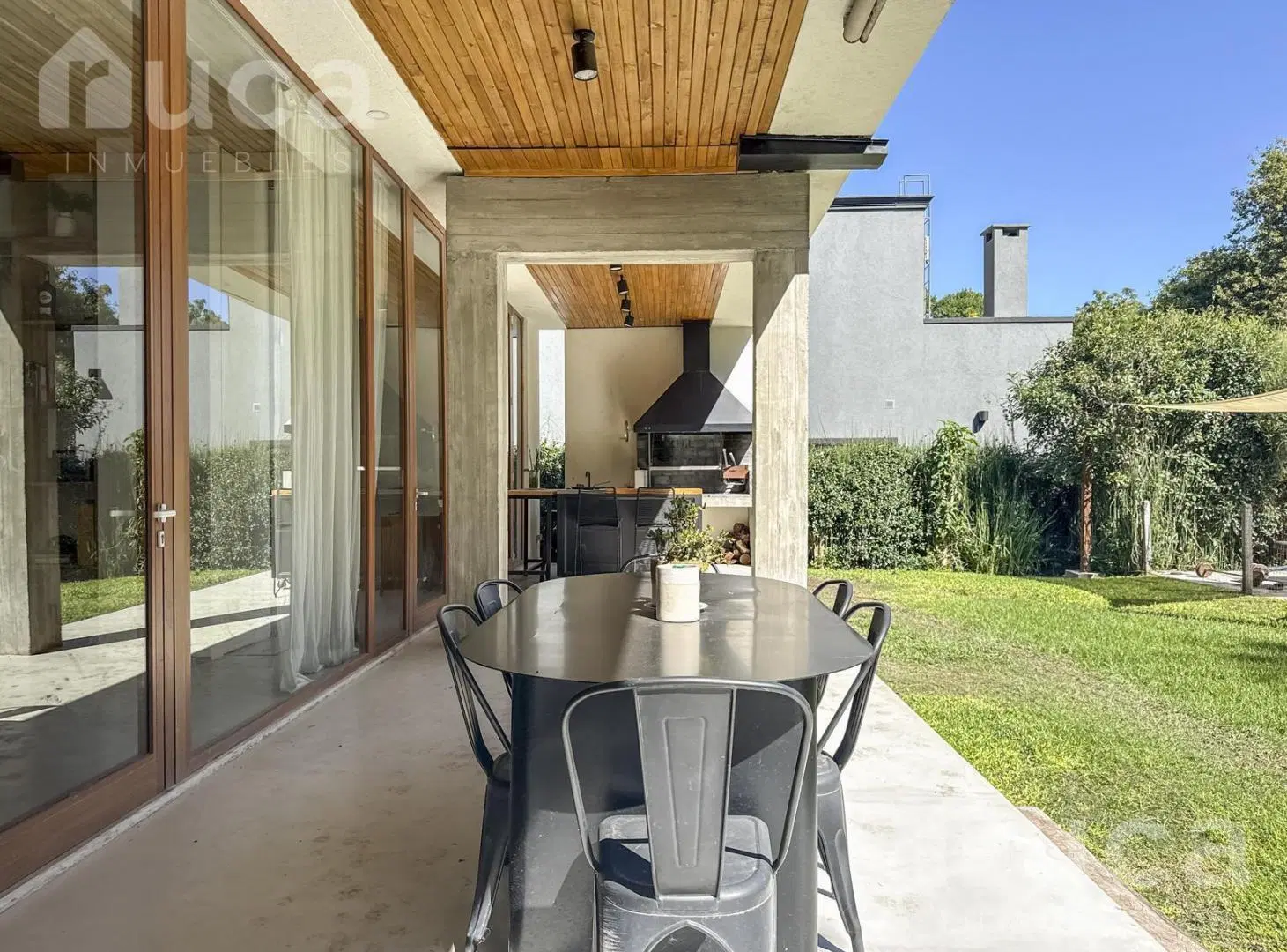 Casa en venta en Barrio Privado La Quinta con 3 dormitorios jardín y pileta 5