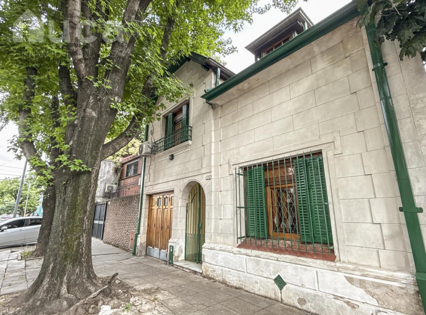 Foto de Casa en venta , estilo inglés , con jardín, en Coghlan, imagen 2