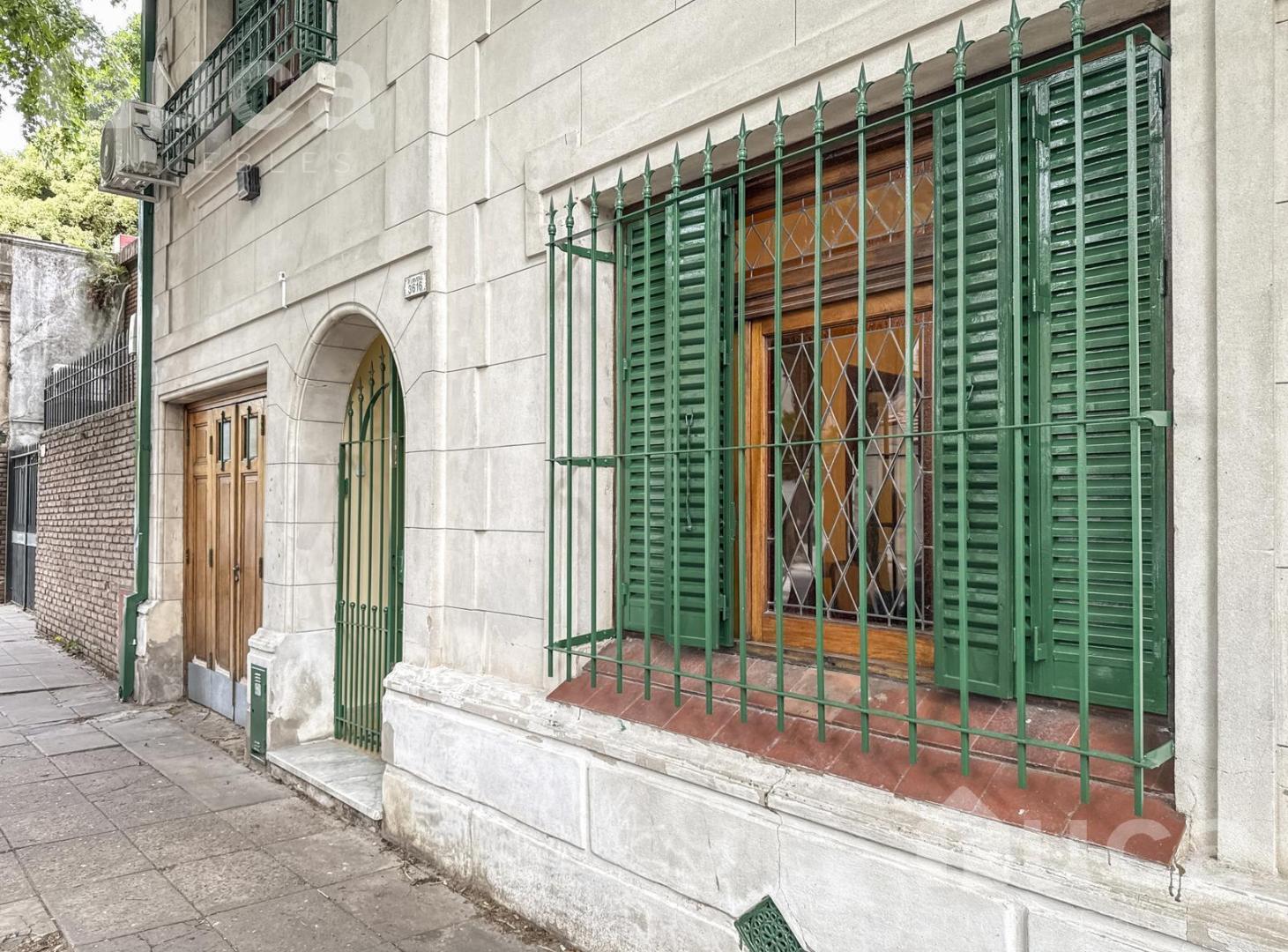 Foto de Casa en venta , estilo inglés , con jardín, en Coghlan, imagen 3