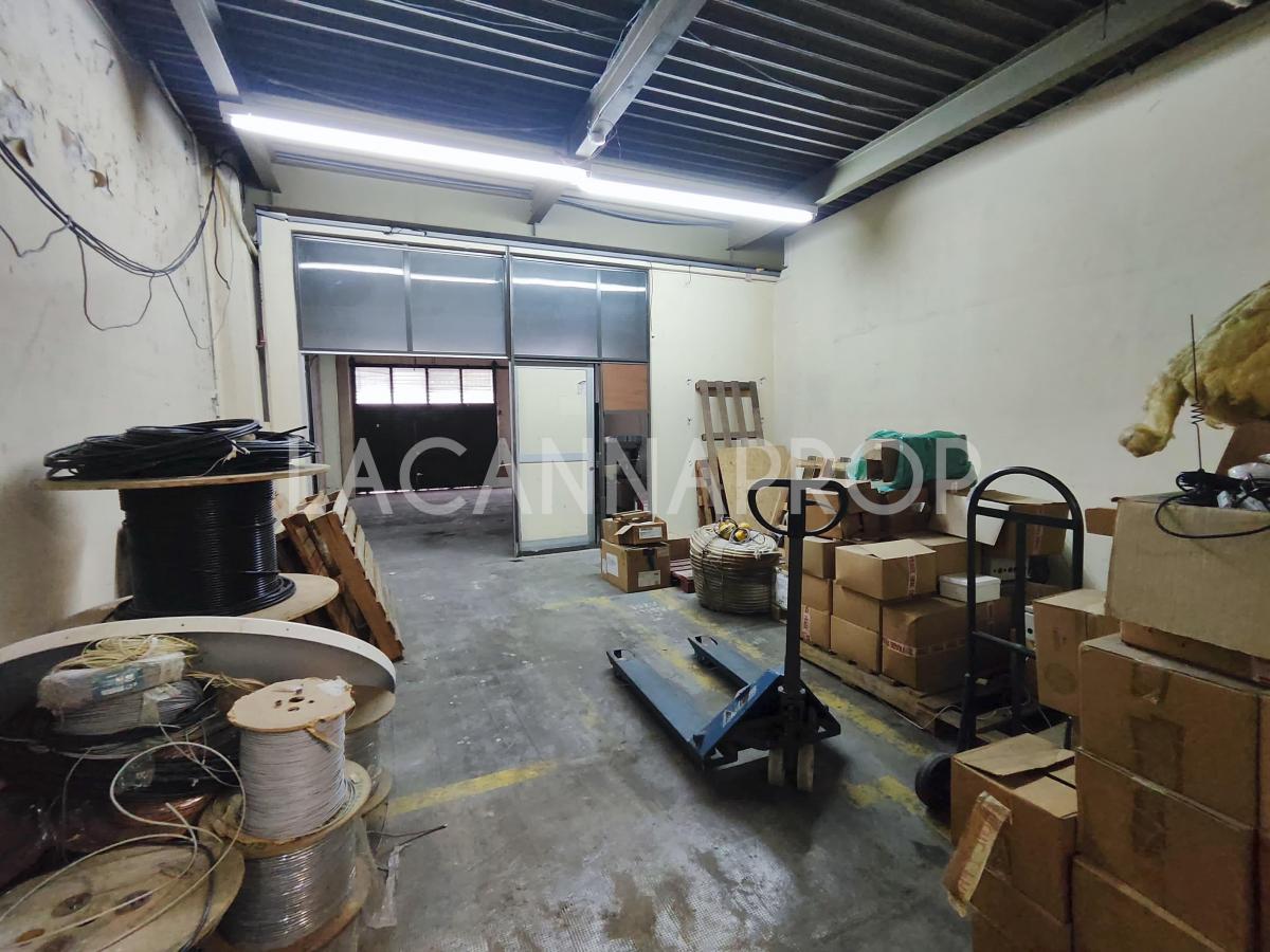 Local Comercial en Venta - 1.190 m² Totales - Oficinas Depósito Vestuarios 1