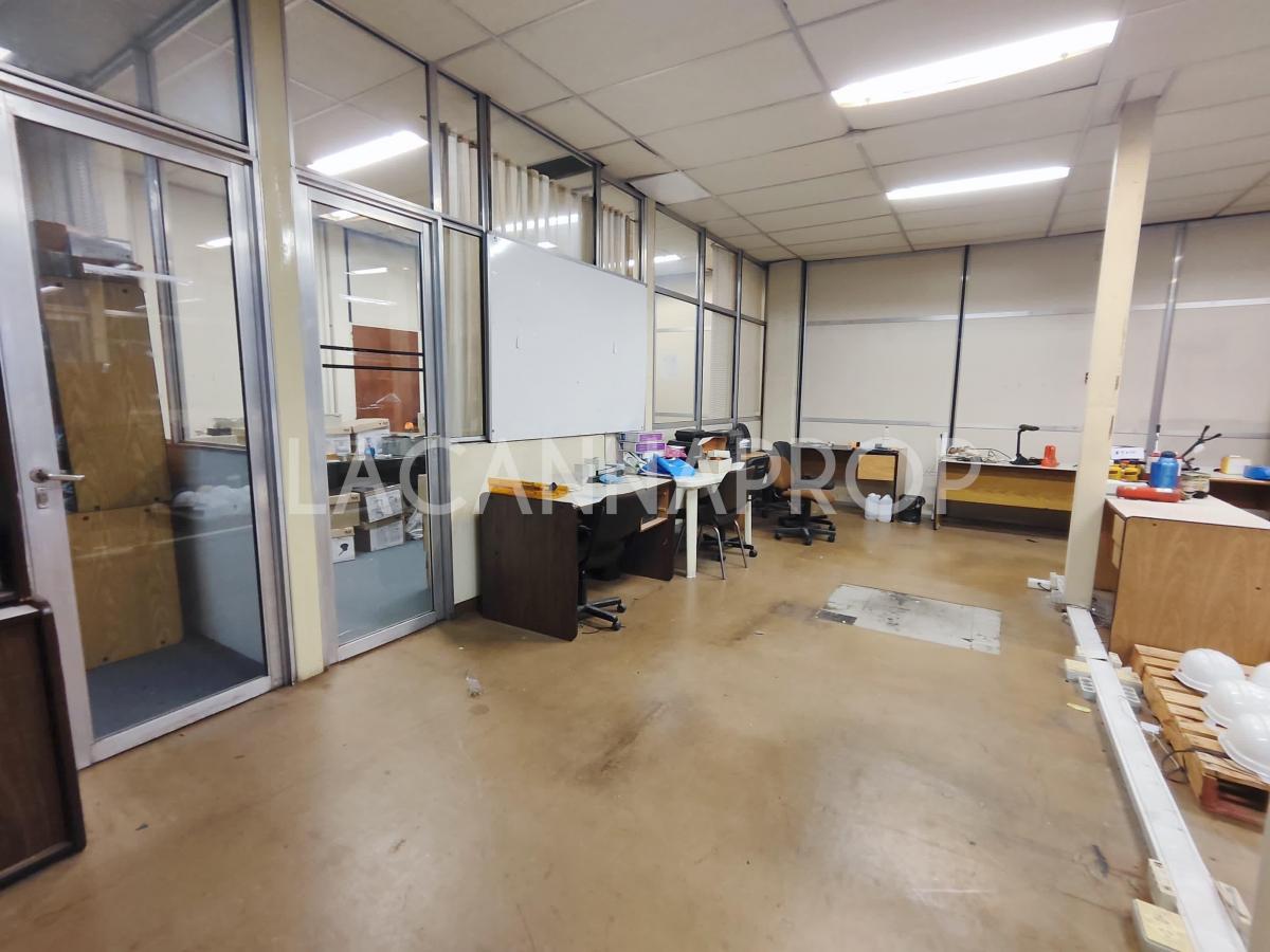 Local Comercial en Venta - 1.190 m² Totales - Oficinas Depósito Vestuarios 4
