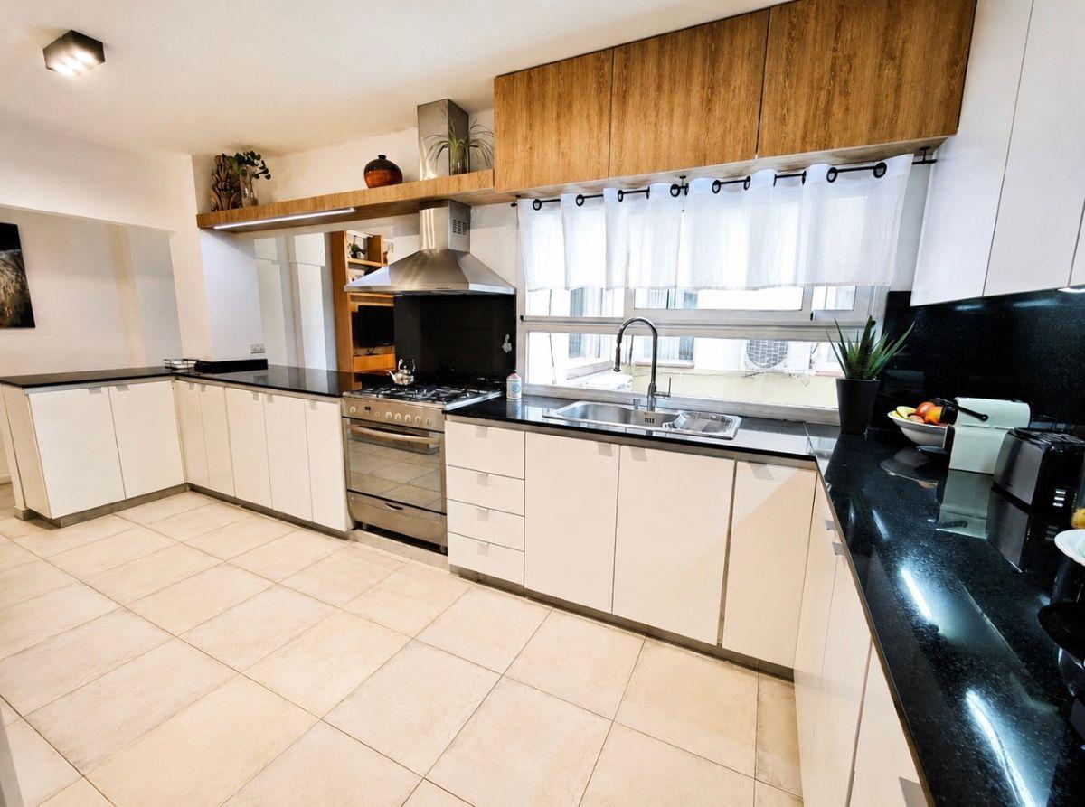 Foto de VENTA 4 AMBIENTES CON DEPENDENCIA COCHERA Y BAULERA EN LAS CANITAS, imagen 1