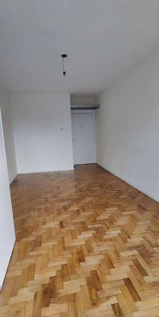 HERMOSO MONOAMBIENTE SUPER LUMINOSO CON BALCON COCINA SEPARA Y BAÑO COMPLETO 1