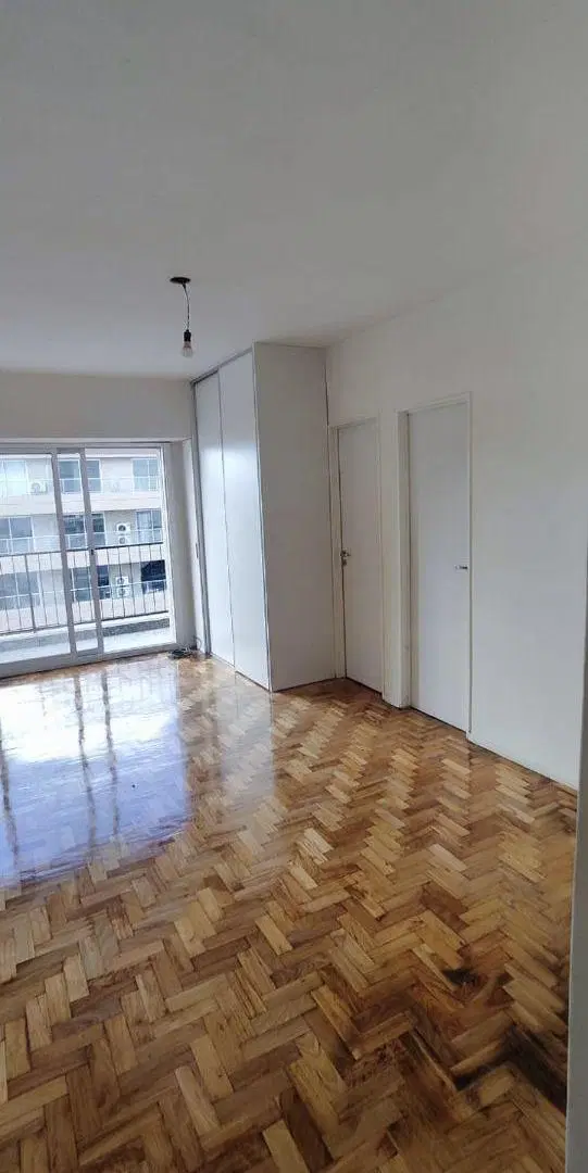 HERMOSO MONOAMBIENTE SUPER LUMINOSO CON BALCON COCINA SEPARA Y BAÑO COMPLETO 2