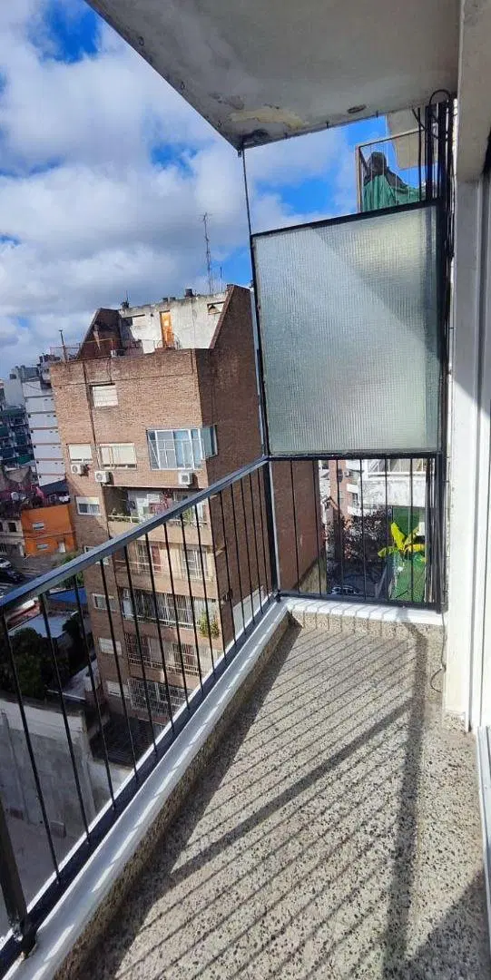 HERMOSO MONOAMBIENTE SUPER LUMINOSO CON BALCON COCINA SEPARA Y BAÑO COMPLETO 3