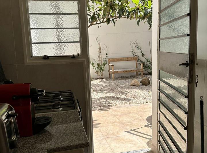 Foto de Impresionante y renovado estudio con patio, amplia cocina separada y, imagen 4