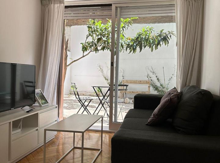 Foto de Impresionante y renovado estudio con patio, amplia cocina separada y, imagen 2