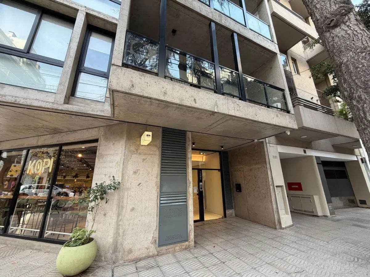 Hermoso Dto. 2 ambientes de 63 m2, con amplio balcón, frente, luminoso, impecable estado. 2