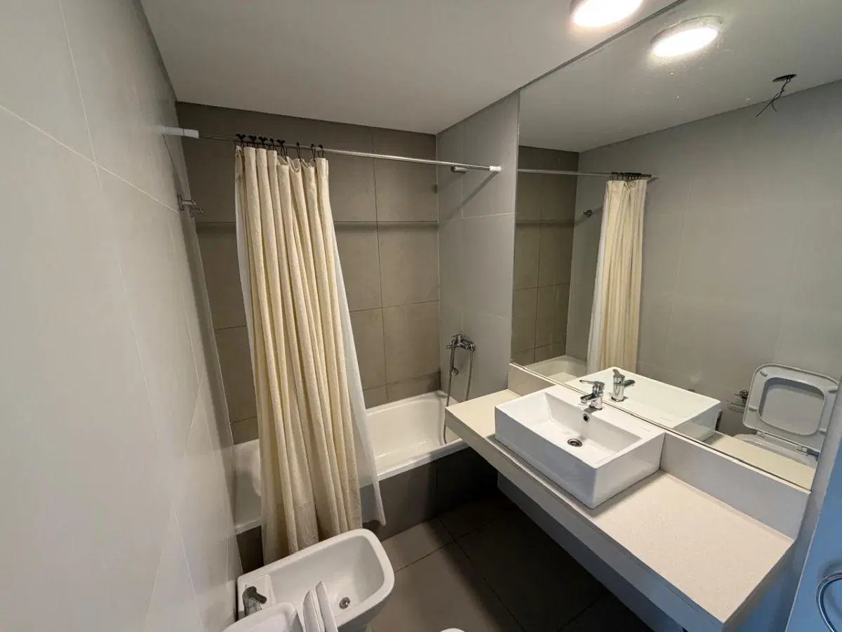 Hermoso Dto. 2 ambientes de 63 m2, con amplio balcón, frente, luminoso, impecable estado. 4