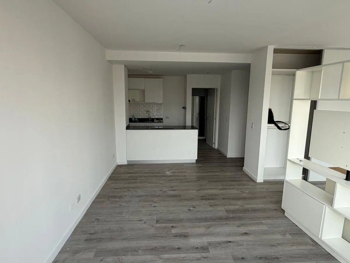 Hermoso Dto. 2 ambientes de 63 m2, con amplio balcón, frente, luminoso, impecable estado. 3