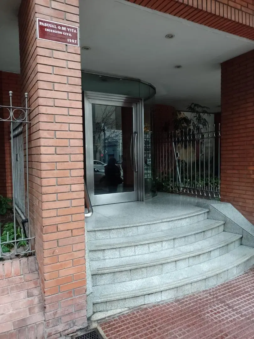 VENTA DEPTO. 2 AMB. CTFTE CON BALCON IMPECABLE !!! 1