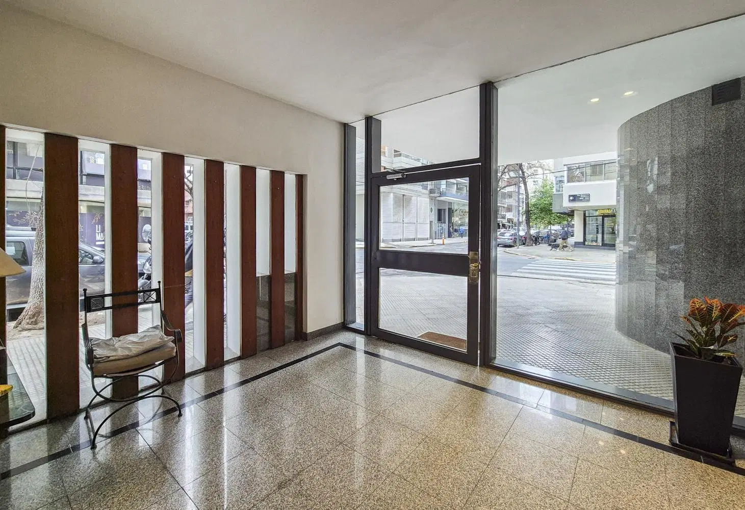 VENTA • LAS CAÑITAS • PISO • 4 AMBIENTES • COCHERA 1