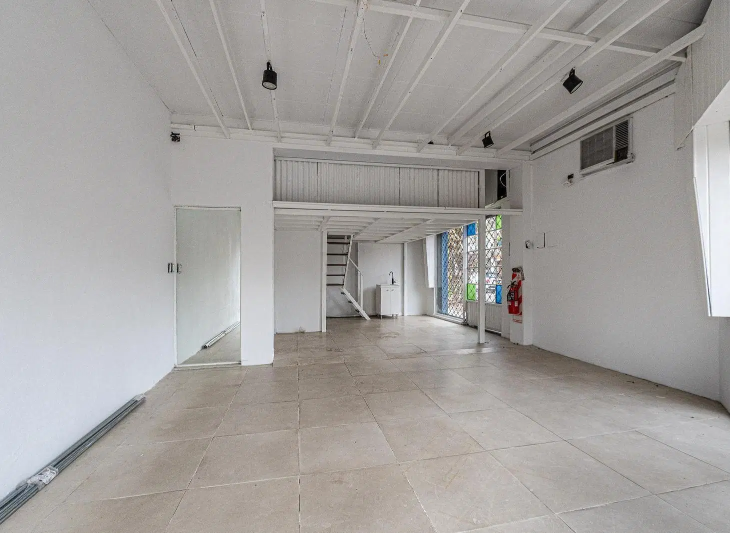 ALQUILER • LOCAL • VICENTE LOPEZ 3