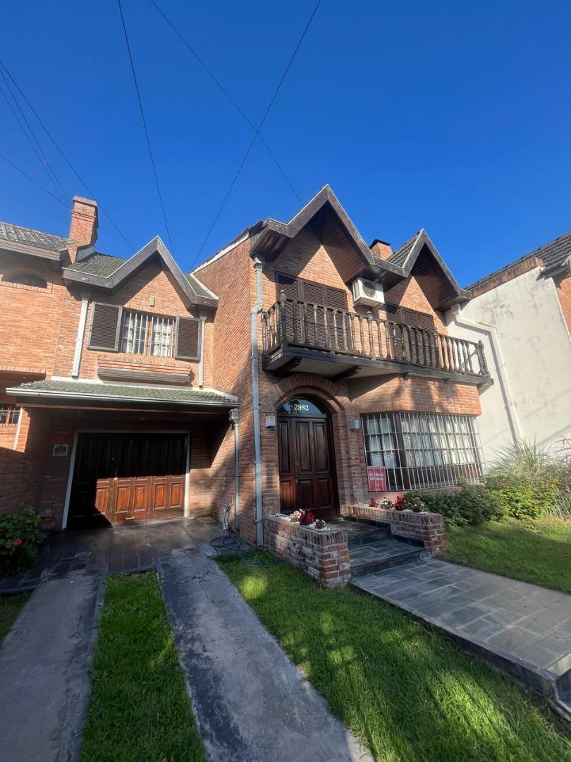 Chalet 6 amb con parque y pileta acepta permuta