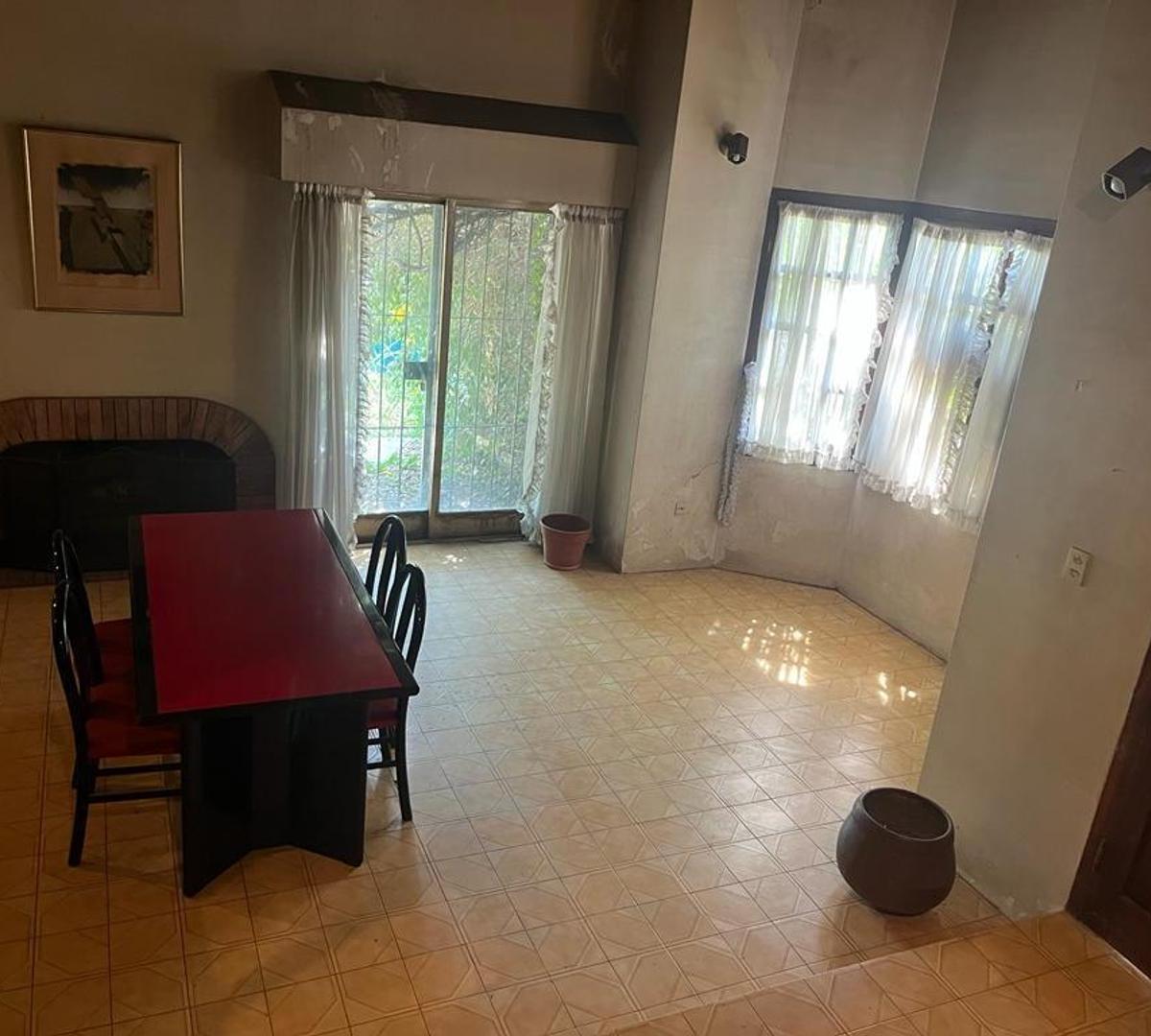 Castelar norte venta chalet ideal para actualizar
