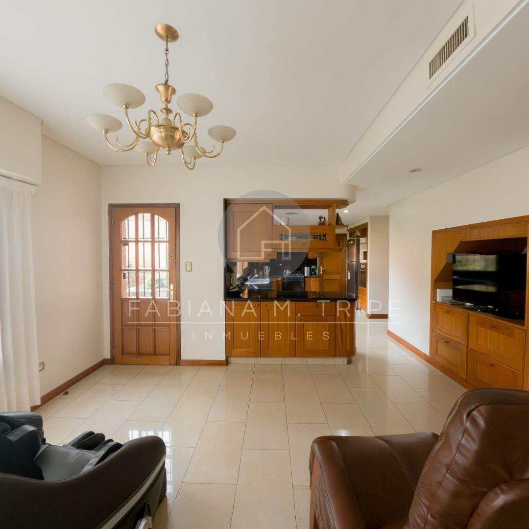 Venta Importante Chalet 7 Ambientes Castelar Norte Permuta