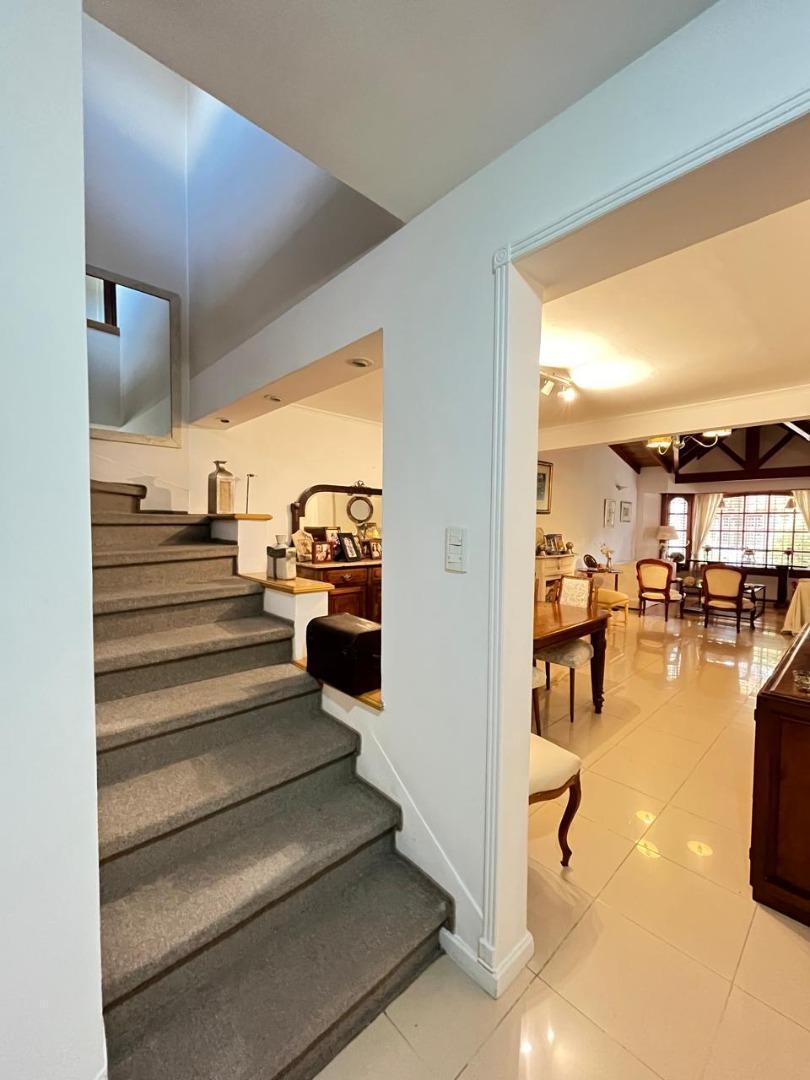 Casa Castelar Norte, a metros centro comercial 5 ambientes