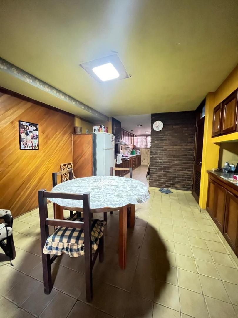 Castelar Norte cercano a la estacion venta chalet