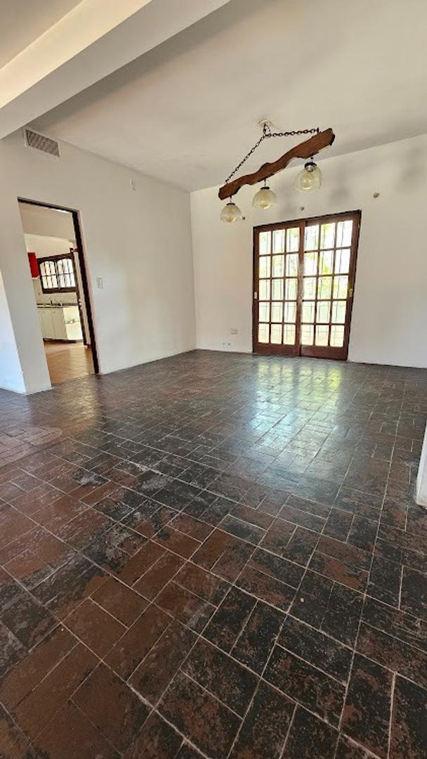 Casa Tipo PH con 5 Ambientes, 4 Dorm., Fondo y Cochera Caste