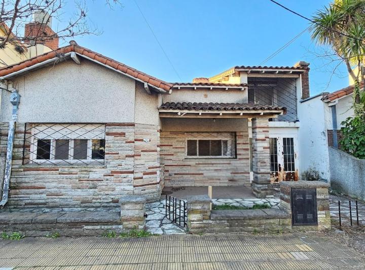 Chalet 5 ambientes en Castelar Norte a refaccionar