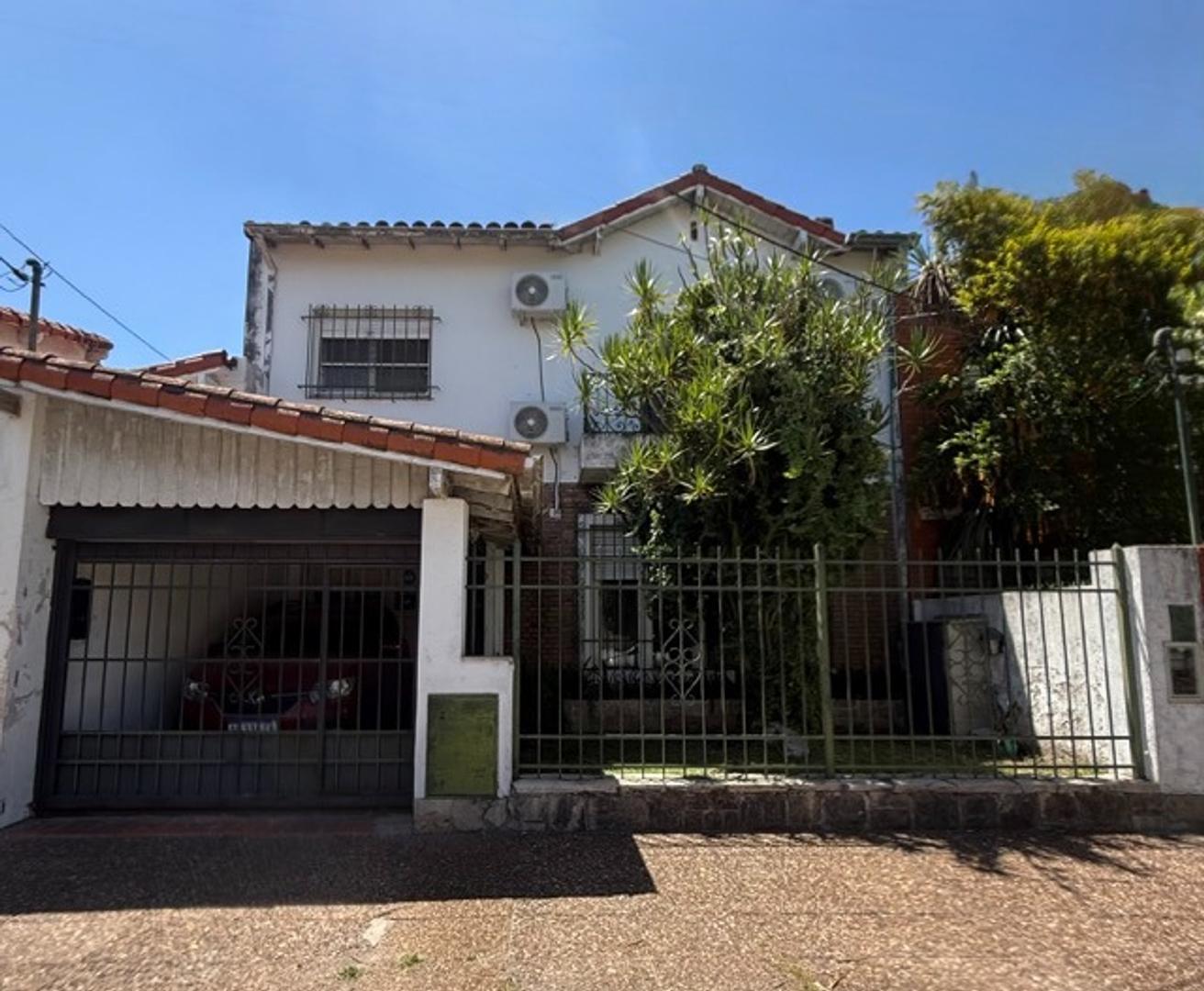 Solido chalet en Castelar norte Centro a 50mts de Arias