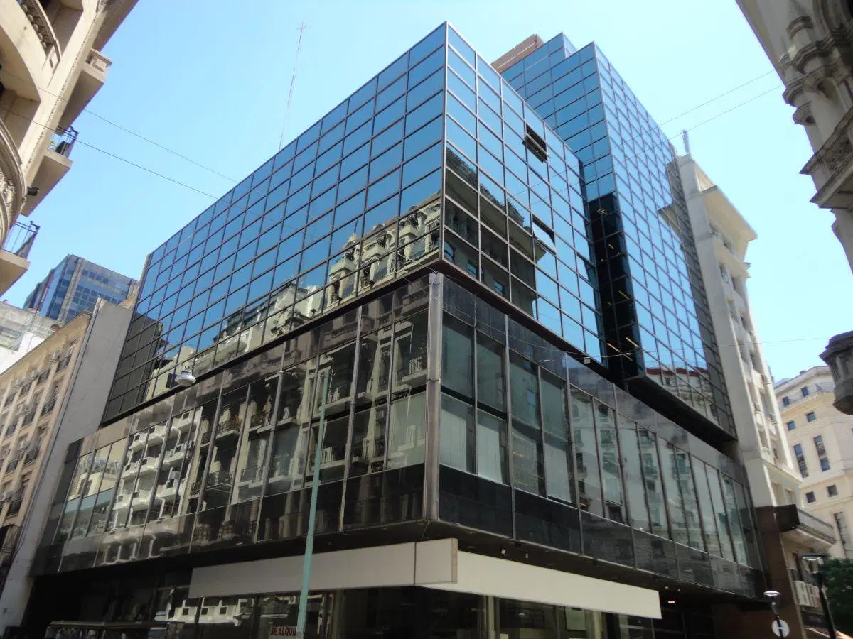 Excelente oficina corporativa ubicada en edificio en esquina con seguridad las 24 horas. 1
