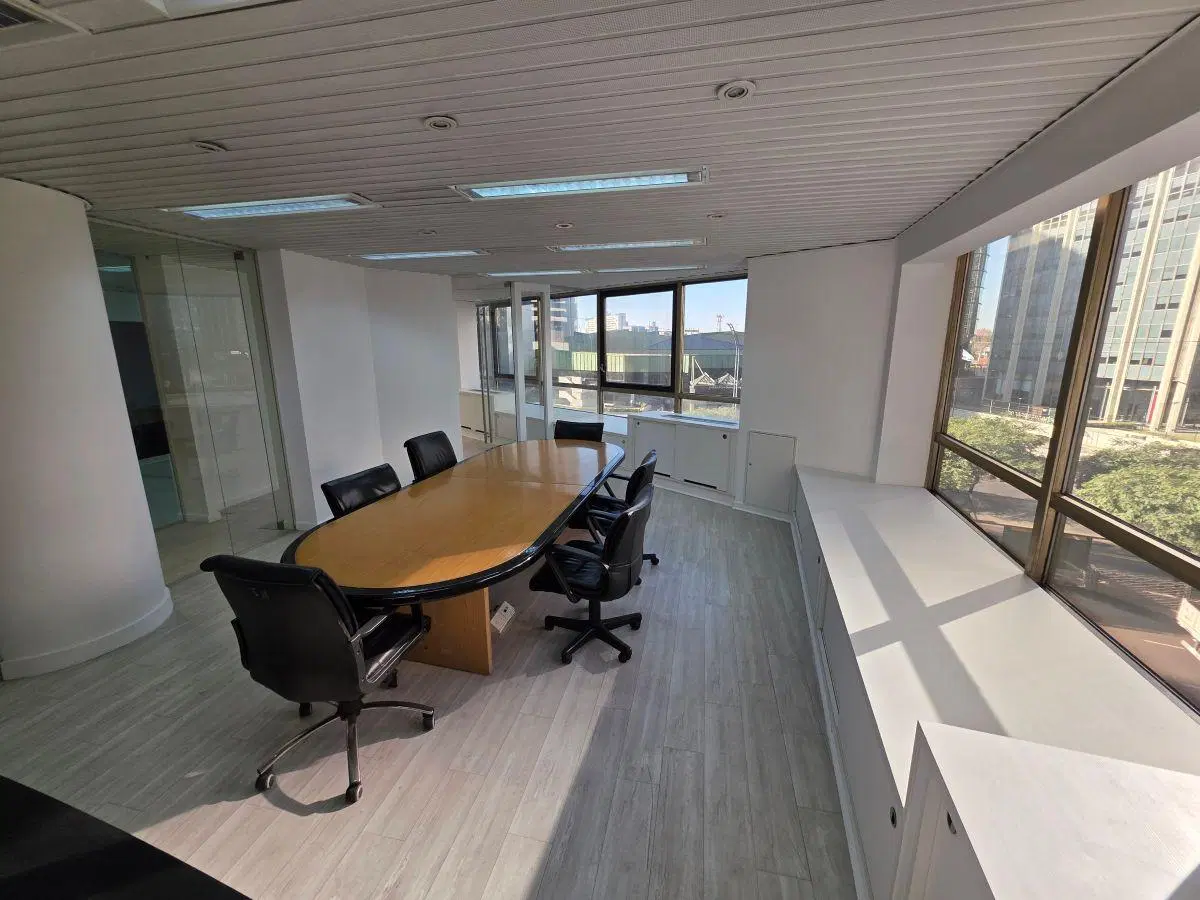 Oficina Corporativa con Terraza y 2 Cocheras | Catalinas 4