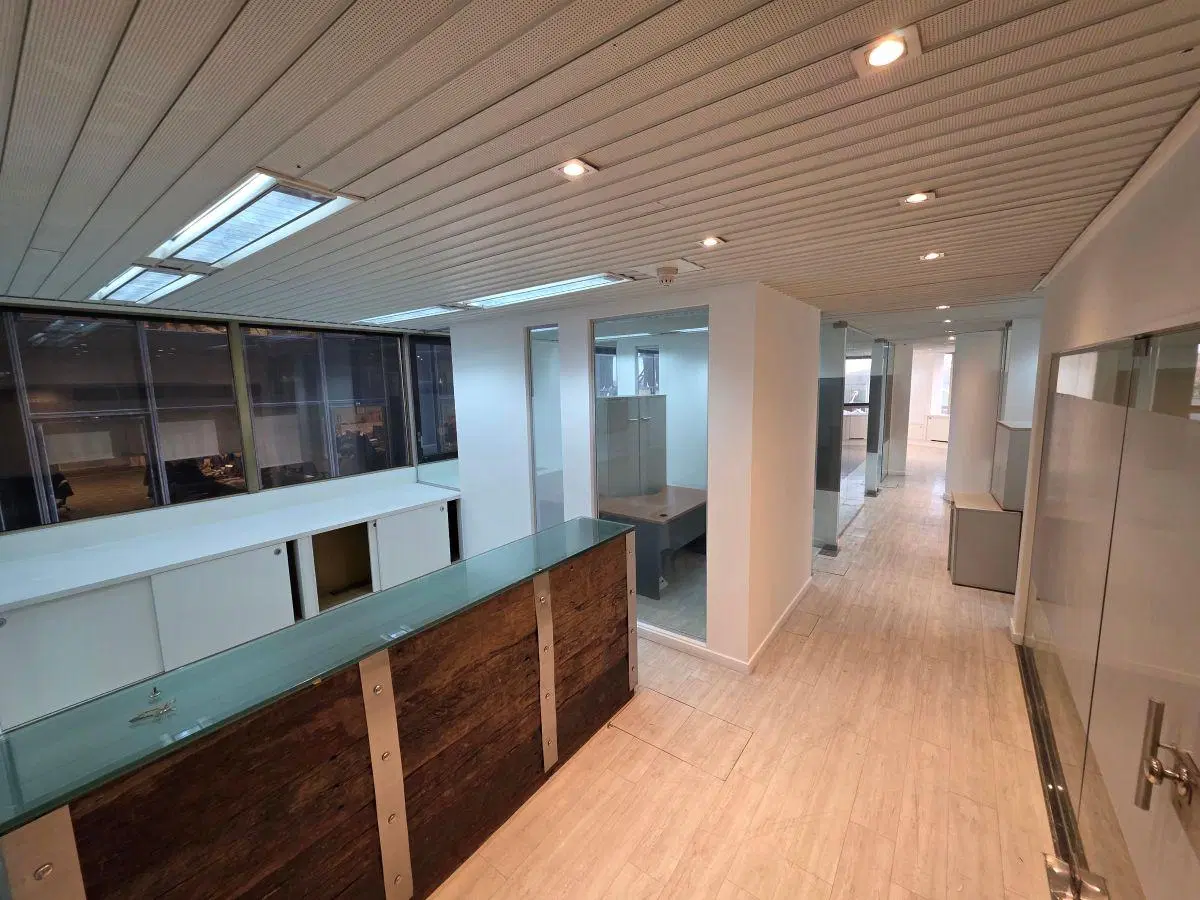 Oficina Corporativa con Terraza y 2 Cocheras | Catalinas 5