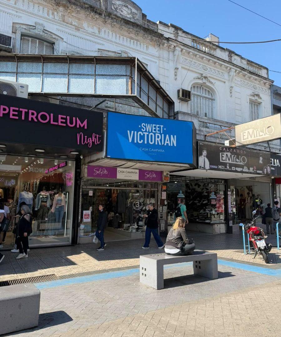 Foto de Local en la segunda cuadra en venta en Lanús Este, imagen 1