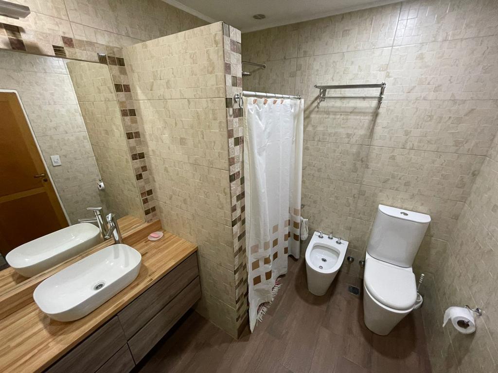 IMPECABLE CASA 4 AMBIENTES CON 2 BAÑOS TOTALMENTE RECICLADA