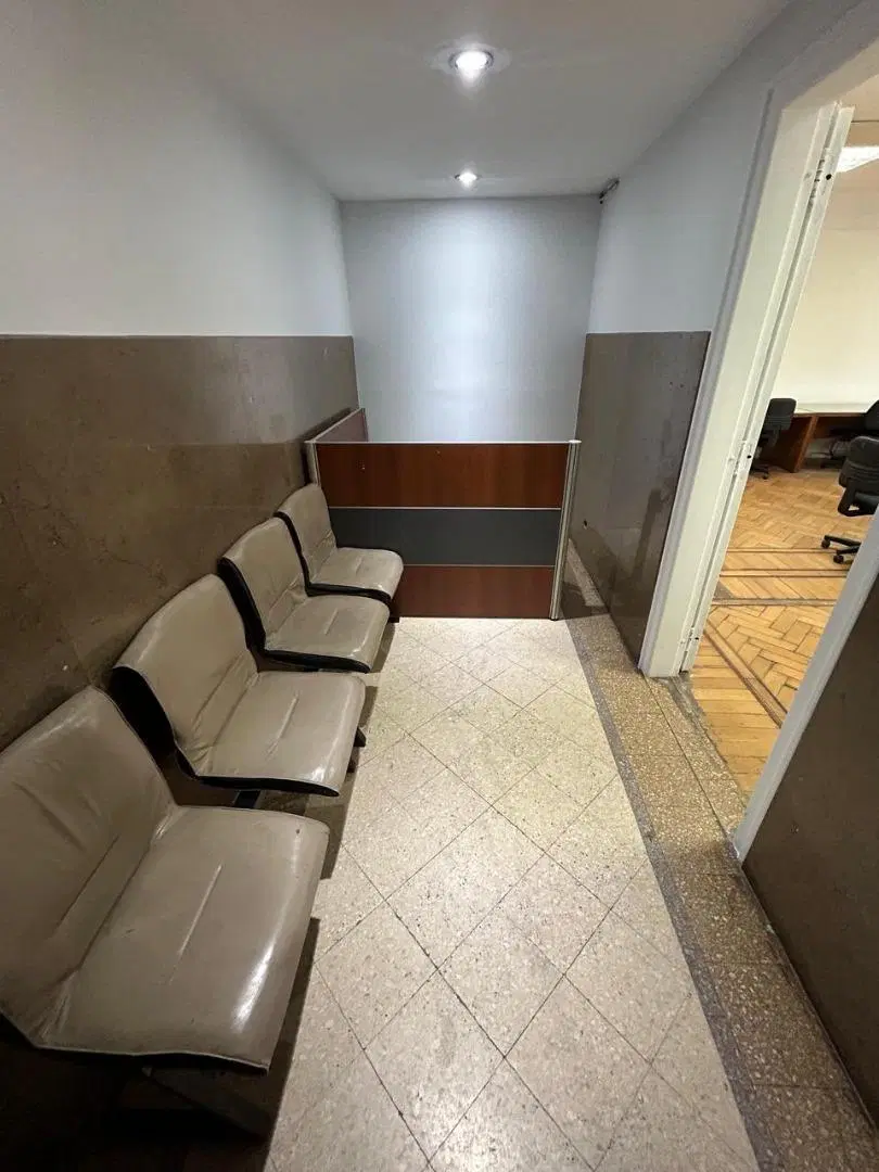 Roque Saenz Peña 832. Edificio Volta. Oficina.Cochera 5
