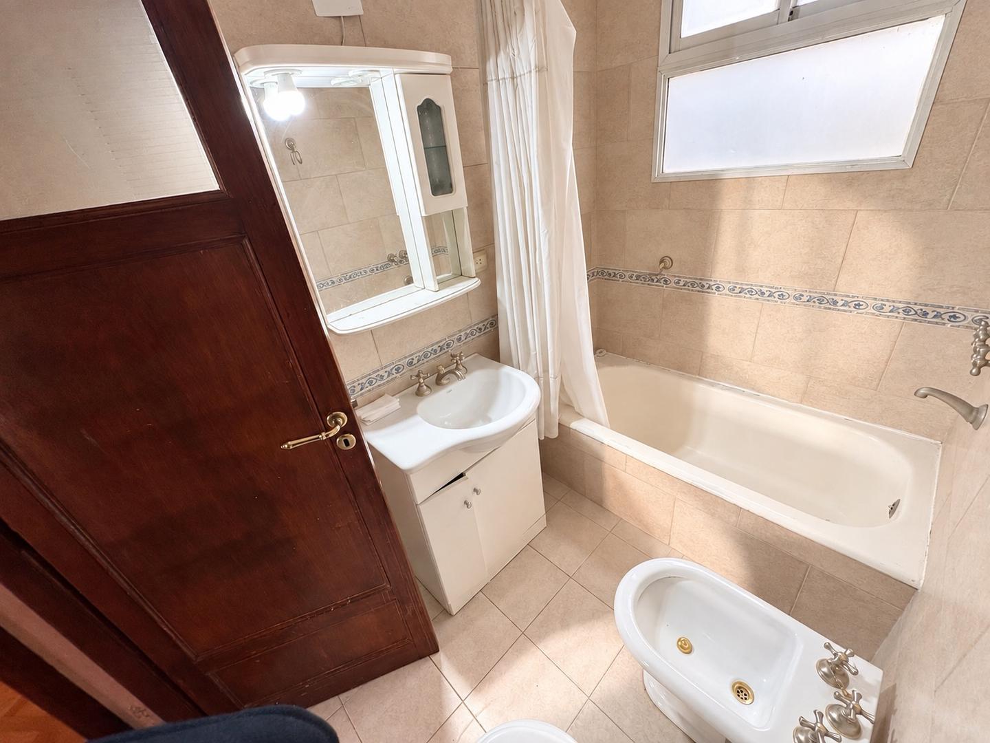 Foto de Amplio 4 ambientes clásico – Piso alto – Vista abierta a Av., imagen 3